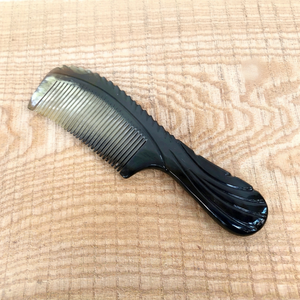 Peigne à cheveux en corne de vache pour femmes, fait main, écologique, design moderne, forme naturelle, décoration d'intérieur et cadeau d'affaires - Product Image 1