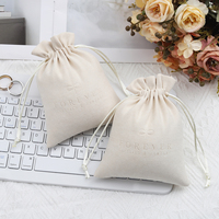 Pochette d'emballage de bijoux en anneau de velours de daim de couleur personnalisée Sac cadeau cosmétique rouge à lèvres en daim beige avec cordon de serrage