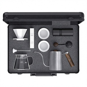 Kit Professionale 9-<span class=keywords><strong>in</strong></span>-1 per Preparazione Caffè con Valigetta da Viaggio <span class=keywords><strong>in</strong></span> Alluminio, Dripper Ottagonale <span class=keywords><strong>in</strong></span> Ceramica, Server <span class=keywords><strong>in</strong></span> Vetro e Macinacaffè Manuale per Esterni - Product Image 5