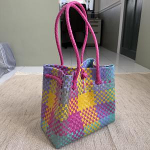 Sacs à main uniques en mélange de couleurs, sacs tissés pour femmes faits à la main, matériau plastique recyclé de qualité supérieure, tissage recyclé d'Indonésie - Product Image 2