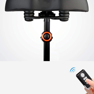 Feu arrière intelligent pour vélo avec télécommande, éclairage arrière pour vélo, marche/arrêt, lumières de vélo, rechargeable par USB, sécurité, étanche IP66 - Product Image 1