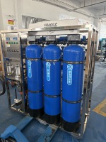 Système de traitement de l'eau par osmose inverse industrielle, réservoir FRP, pompe contrôlée par PLC, machine de purification d'eau potable 1000LPH