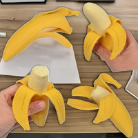 Balle anti-stress souple en TPR et EVA de 16 cm en forme de banane, à remontée lente, avec effet dégradé, jouet de farce pour filles, sans liquide ni matière liquide, emballée en sachet OPP