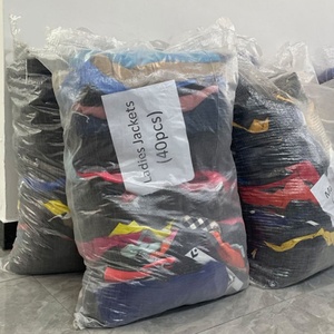 T-shirt da uomo usate di alta qualità, ben lavate, di seconda mano, per attività all'aperto ed escursionismo, fornitura in balle grandi per rivenditori locali - Product Image 4