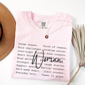 T-Shirt da Donna Comfort Colors, Collo Tondo, Manica Corta, 100% Cotone, Maglietta con Scritta 'Empowered Woman' per la Giornata Internazionale della Donna - Product Image 1