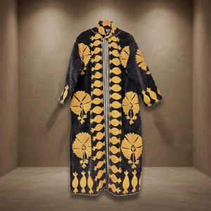 Manteau long en velours noir fait main sur mesure avec broderie appliquée motif grenade jaune doré, style vintage bohème, vente en gros - Product Image 5