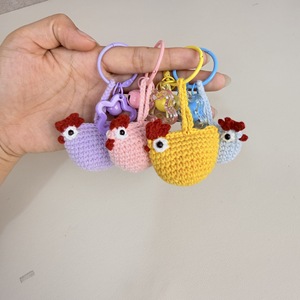 Porte-clés Poussin au Crochet Fait Main, Charme de Sac Tricoté Mignon en Forme de Poulet, Mini Pendentif Animal avec Clochette et Étoile, Cadeau pour Filles - Product Image 1