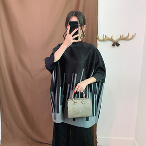<span class=keywords><strong>Camicetta</strong></span> a <span class=keywords><strong>collo</strong></span> <span class=keywords><strong>alto</strong></span> grande plissettata nera a maniche corte - Product Image 4