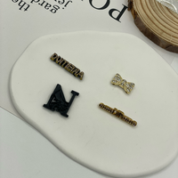 Kancing Hias Berbentuk Pita Huruf Berlapis Emas, Hitam, Perunggu, dan Rhinestone Multiwarna Grosir untuk Pakaian, Tas, Sepatu, dan Aksesoris DIY