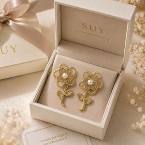 Orecchini a Perno con Fiore, Placcati in Oro 18K, Perla Finta Bianca Rotonda con Incastonatura a Castone, Gioielli Romantici da Donna per Uso Quotidiano - Product Image 3