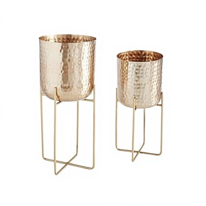 Ensemble de deux pots à plantes de tailles différentes, en fer, couleur or, avec support, taille et forme personnalisées. - Product Image 1