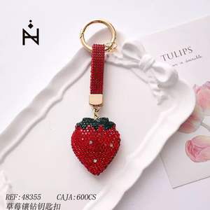 Llavero de cristal con forma de fresa y diamantes de imitación rojos para bolso o accesorio de coche - Product Image 1