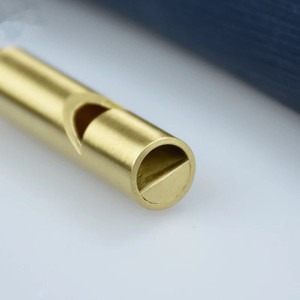 Sifflet de survie en laiton pour l'extérieur, 48x10mm, pendentif porte-clés durable, outil EDC pour utilisation en cas d'urgence - Product Image 3
