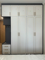 Armoire blanche avec tiroirs et finitions métalliques, style moderne minimaliste, porte à charnières, rangement pour chambre à coucher, gris