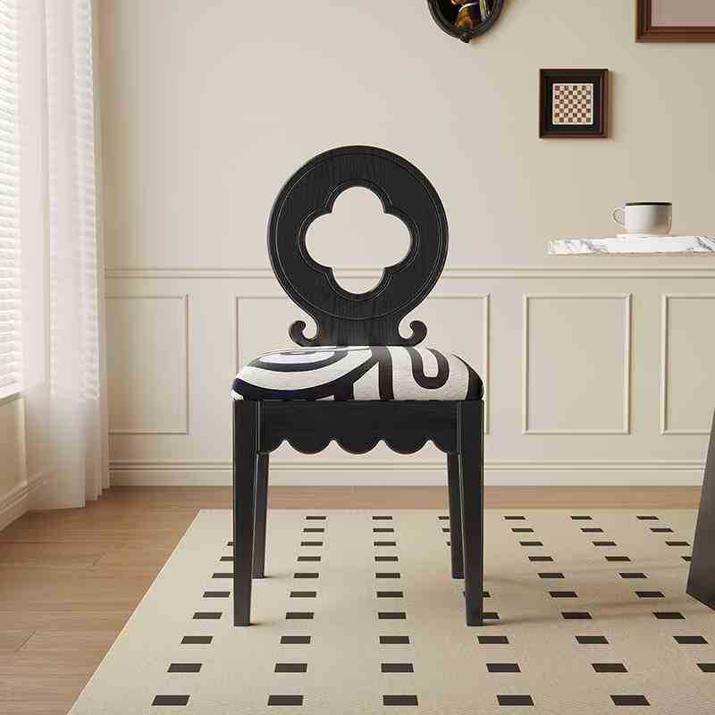 เก้าอี้บุผ้าลายใบโคลเวอร์สี่แฉกสีดำสไตล์เรโทร