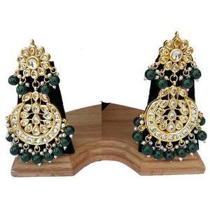 Boucles d'oreilles pendantes classiques et tendance avec un travail de perles élégant et une base en alliage robuste pour les tenues de mariée et les événements festifs - Product Image 3