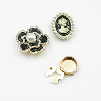 OEM Penutup Kancing Oval Potret Cameo Enamel Putih Mewah dengan Relief Emas dan Pinggiran Mutiara, Alternatif Kancing Manset Jepit dari Pabrik