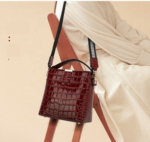 กระเป๋าถือสะพายไหล่ทรงโฮโบแบบวีแกนลายจระเข้ขนาดเล็กทรงสี่เหลี่ยม รุ่นแฟชั่นตะวันตก ปี 2026 สำหรับผู้หญิง - Product Image 3