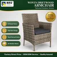 Fauteuil d'extérieur en osier gris à tons mélangés avec coussin anthracite