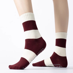 Chaussettes de Pilates antidérapantes pour femme, haute qualité, avec nœud côtelé, en Spandex et coton, pour jeunes, thèmes personnalisés vin et cerises, logo sous le pied - Product Image 3