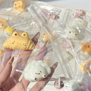 ของเล่นบีบสควิชชี่เนื้อนุ่มพิเศษรุ่นมินิซูเปอร์ซอฟท์ ซีรีส์เบเกอรี่ยิ้มแย้ม ของเล่นบีบสไตล์อังกฤษ รูปขนม ของตกแต่งกระเป๋าคลายเครียด - Product Image 2