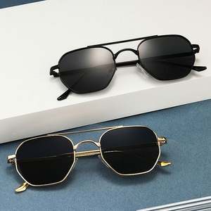 Lunettes de soleil polygonales rétro personnalisées avec logo, double pont, UV400, verres dégradés, monture carrée en métal pour hommes et femmes - Product Image 2