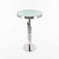 Table d'appoint ronde haute moderne à rainures verticales, avec plateau en verre et pied unique en acier inoxydable, idéale pour les mariages et salons.