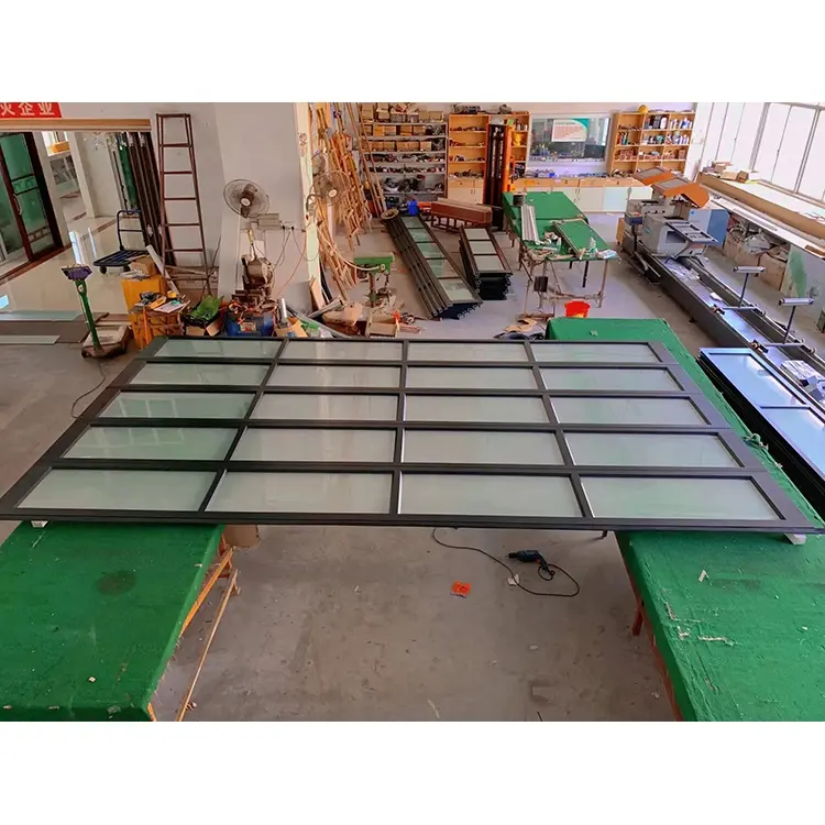 Pintu Garasi Otomatis Kombinasi Hitam Baru Modern Kaca Beku Aloi Aluminium untuk Pintu Garasi Vila Modern