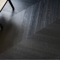 Weiß gebürsteter, schwarzer, mehrschichtiger Engineered Wood Bodenbelag mit Fischgrätmuster, massives Eichenparkett, Chevron-Verbundholzböden
