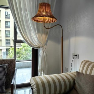 Lampadaire en bambou avec abat-jour en paille tressée, hauteur réglable, source lumineuse LED, pour salon, chambre à coucher, utilisation en extérieur - Product Image 2