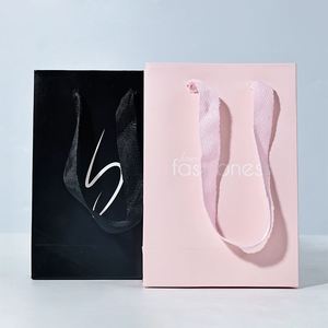 ถุงกระดาษของขวัญสีชมพูและสีดำเงา พิมพ์โลโก้แบรนด์ดังแบบนูน  นำกลับมาใช้ใหม่ได้ - Product Image 1
