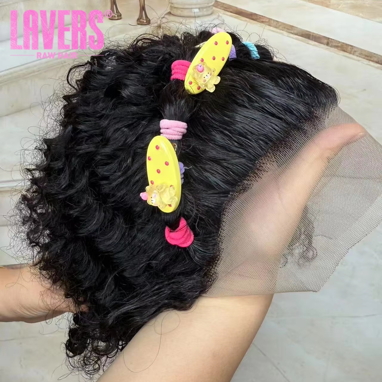 Une jeune fille aux cheveux bouclés | Image Premium générée à base d'IA
