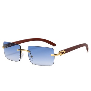 Vente en gros <span class=keywords><strong>Lunettes</strong></span> de soleil unisexes à verres dégradés Pieds miroir en <span class=keywords><strong>bois</strong></span> sans cadre <span class=keywords><strong>Lunettes</strong></span> de soleil mode confortables à monture PC brun doré UV400 - Product Image 2