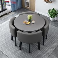 Comptoir d'accueil, réception, négociations avec les clients (écoles, familles, hôtels), ensembles de tables et chaises rondes en bois pour la restauration