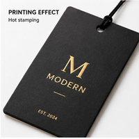 Étiquettes suspendues en papier couché écologiques avec logo personnalisé pour l'étiquetage et la présentation des marques de vêtements