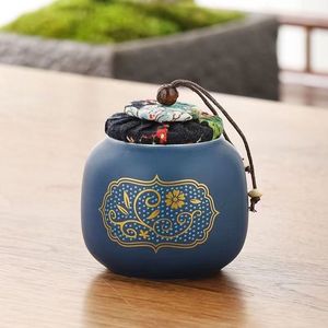 Service à thé portable en céramique avec théière et trois tasses, style classique, imprimé floral, pour voyage et usage extérieur - Product Image 4
