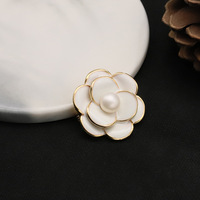 Broche en laiton plaqué or avec perle de culture d'eau douce, style baroque, bijou vintage élégant, cadeau pour femme, décoration de mariage