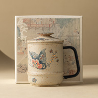 Tasse à thé en céramique Dehua avec couvercle, 331 ml, motif floral papillon peint à la main, accents bleus-rouges dorés, option coffret cadeau