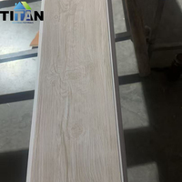 Feuille de PVC à motif de ligne argentée ondulée de 200 mm pour la décoration intérieure des plafonds, estampage à chaud