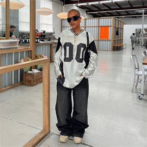 T-shirt con stampa numero Color block da donna autunno tendenza con scollo a V sportivo morbido stile Street Casual t-shirt stile selvaggio - Product Image 3