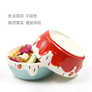 Cuenco de cerámica con forma de fresa para hámster, plato de alimentación para mascotas, diseño de frutas en rojo y azul, forma redonda, resistente y antideslizante. - Product Image 1
