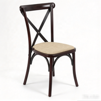 Chaises de mariage empilables en bois d'acajou foncé à dossier croisé avec assise rembourrée en lin pour événements et repas de style rustique
