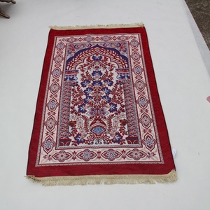 Alfombra de Oración Musulmana Portátil, Lavable, de Chenilla Tejida con Diseño Floral, para Uso Diario - Product Image 1