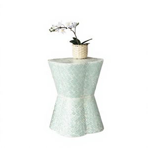 Mesa Auxiliar con Incrustaciones de Madreperla, Diseño de Mosaico Verde Agua en Forma de Reloj de Arena, Mesa Decorativa Hecha a Mano con Acentos de Madreperla para Sala de Estar o Dormitorio - Product Image 1