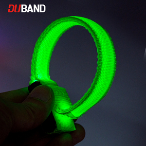 Brazalete DE SEGURIDAD intermitente LED para corredores ciclistas, pulsera de Velcro recargable por USB con ajuste ajustable y diseño de luz reflectante - Product Image 4