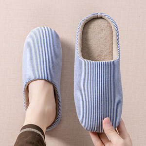 Zapatos de felpa para mujer, de algodón, con diseño de cachorro, cálidos para el invierno, antideslizantes y con suela de plástico. - Product Image 3