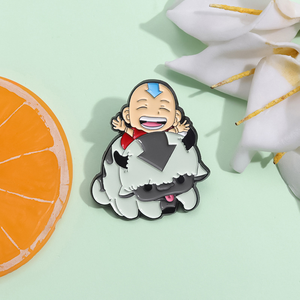 Spille da Bavero in Metallo Smaltato in Lega di Zinco Nichel Nero con Ragazzo Sdraiato sulla Schiena di una Mucca, Disponibili all'Ingrosso per Abbigliamento e Regali - Product Image 4