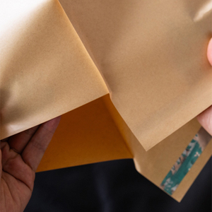 Enveloppes en papier kraft en gros avec bande auto-adhésive pour l'expédition de vêtements et de documents, impression de logo personnalisée - Product Image 2