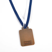 Médaille carrée bleue en émail souple, silhouette d'athlète de montagne personnalisée, en alliage de zinc, pour récompense sportive en plein air avec ruban