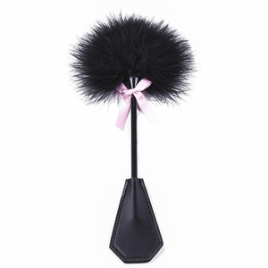 Mini Pluma Estimulante con Azoteador de PU para Juegos Previos para Adultos, BDSM, Bondage, Coqueteo - Product Image 1